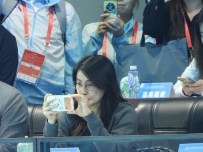 郭晶晶霍启刚观看全运会游泳比赛