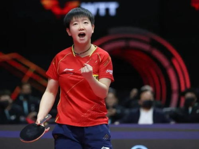 孙颖莎训练间隙和队友说说笑笑